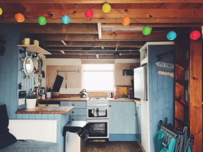 Stargazing Beach Hut on Mudeford Sandbank with wake up sea v